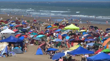 La playa repleta de necochenses y turistas