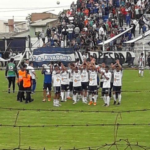 Independiente de San Cayetano goleó a Rivadavia y es finalista