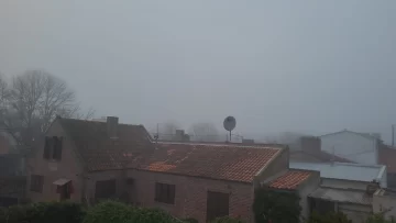 Una densa niebla cubre la ciudad