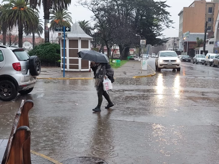 Ya cayeron más de 10 milímetros y hay algunas calles anegadas por la lluvia