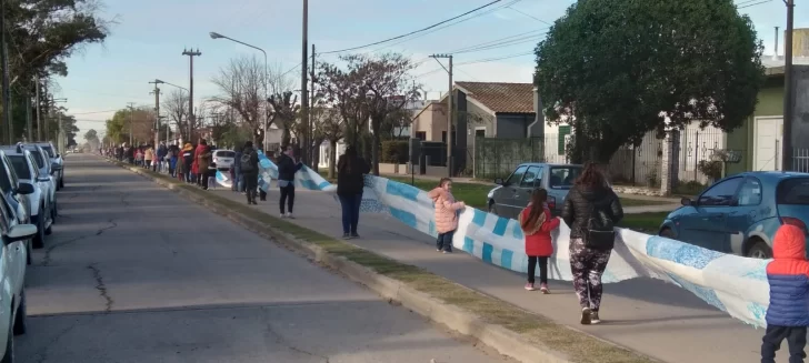 Como cada año, el jardín 909 abrazó al barrio 9 de Julio con la bandera Argentina