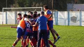 Defensores de Puerto Quequén ganó el clásico y sumó sus primeros puntos