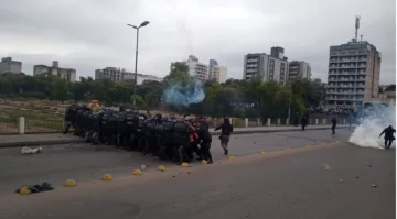 Incidentes en Jujuy: manifestantes atacan la Legislatura y se enfrentan a la Policía por la reforma Constitucional