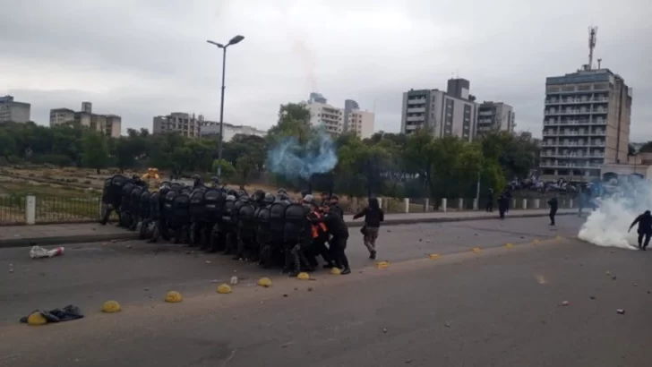 Incidentes en Jujuy: manifestantes atacan la Legislatura y se enfrentan a la Policía por la reforma Constitucional