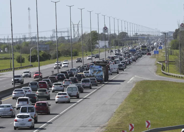 Ordenan levantar los peajes de la Ruta 2 por el colapso de vehículos hacia la costa