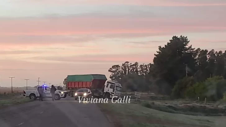 Choque entre un auto y un camión en la Ruta 86