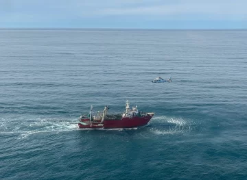 Emergencia en el mar: Prefectura aeroevacuó a una tripulante de un buque pesquero