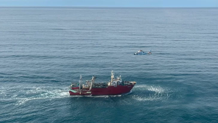 Emergencia en el mar: Prefectura aeroevacuó a una tripulante de un buque pesquero