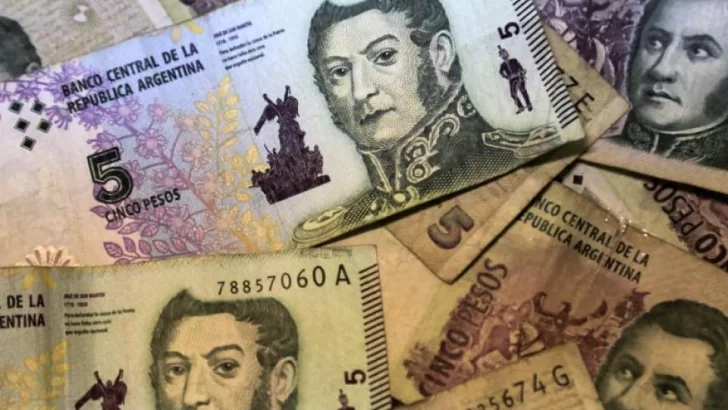 Los billetes de cinco pesos salen de circulación