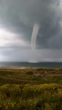 Video del tornado sobre el mar