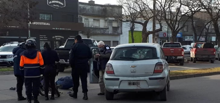 Violento choque en 59 y 44 terminó con un motociclista herido