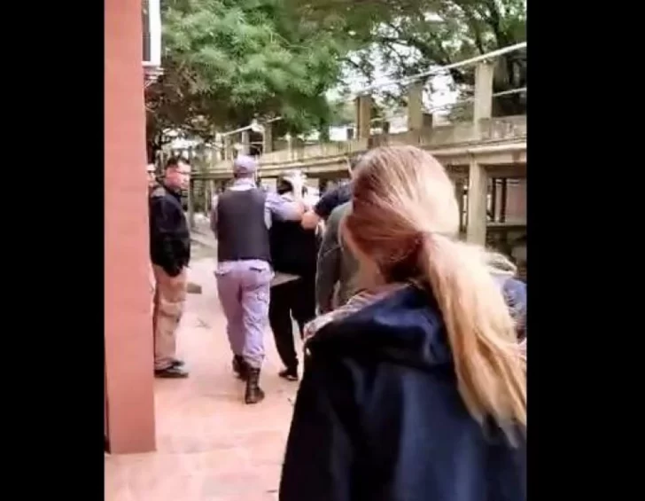 Video: Emerenciano Sena salió del hospital bajo una lluvia de insultos