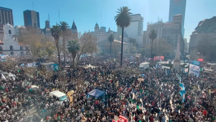 Multitudinaria marcha a Plaza de Mayo y llamado a la unidad nacional