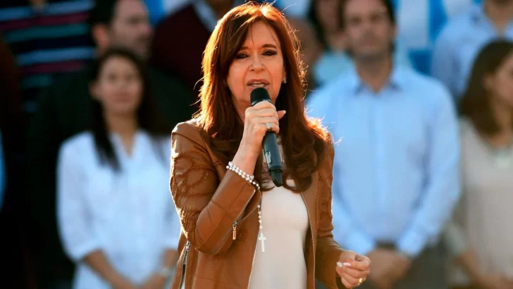 Cristina reaparece en La Plata con expectativas sobre su mensaje al FdT