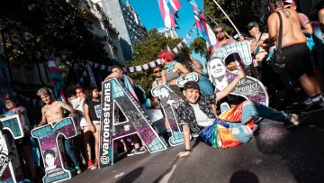 Una multitud convirtió la Plaza de Mayo en un arcoíris para celebrar la Diversidad