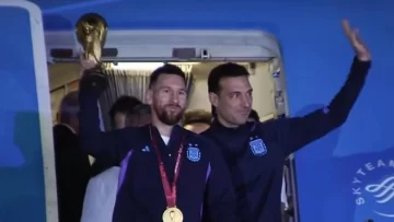 Argentina llegó al país con la Copa del Mundo y fue recibido por una multitud
