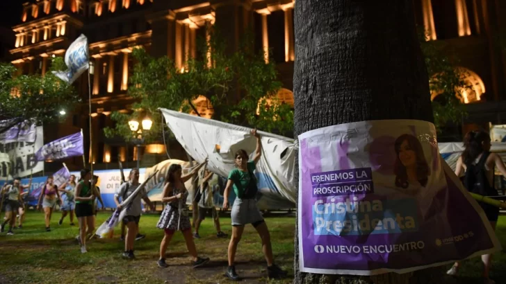 Vigilia en apoyo a Cristina Fernández, a la espera de los fundamentos de la causa Vialidad