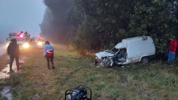 Accidente en ruta 228. Un hombre quedó atrapado dentro una camioneta