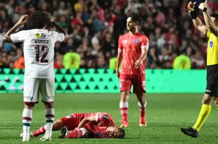 Video: la escalofriante lesión de Luciano Sánchez en Argentinos vs. Fluminense