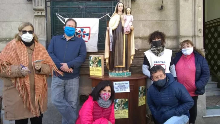 Feria de ropa solidaria en Santa María del Carmen