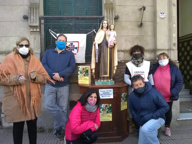 Feria de ropa solidaria en Santa María del Carmen