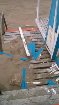 Vandalismo en la playa: destrozaron una casilla de guardavidas