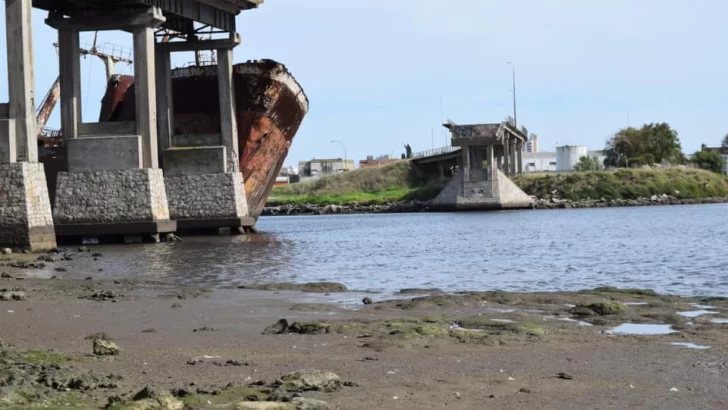 Removerán el buque encallado para la reconstrucción del Ezcurra