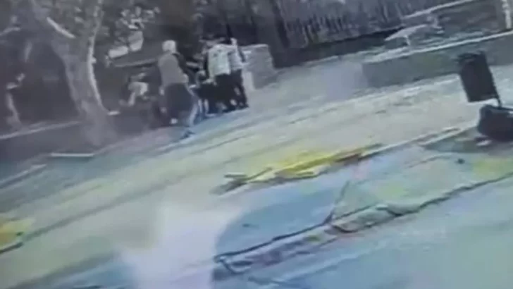 Video: chicos jugaban al “ring raje” y un jubilado los atacó con un cuchillo