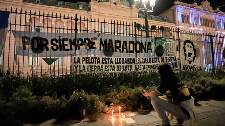 El último adiós: miles de personas despiden a Diego Maradona en la Casa Rosada