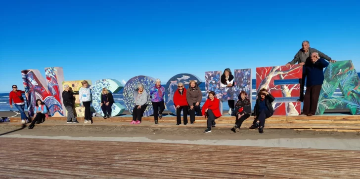 Adultos mayores visitan Necochea y conocen por primera vez el mar