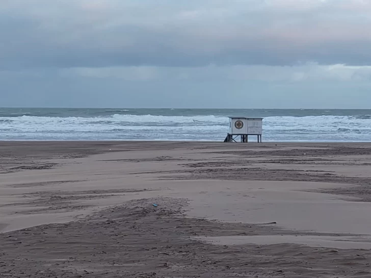 Termina una jornada de viento, lluvia y mar embravecido. Cómo estará el clima mañana para ir a votar