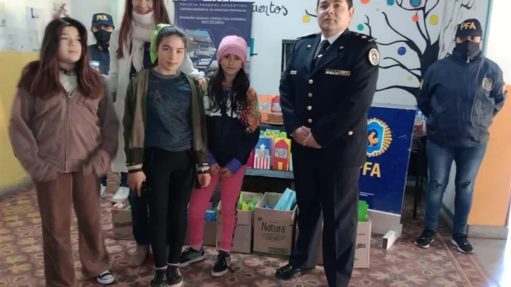 La Policía Federal compartió actividades con los alumnos del Anexo 801 por el Día de la Niñez
