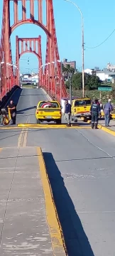 Están colocando los reductores de velocidad en el Puente Colgante