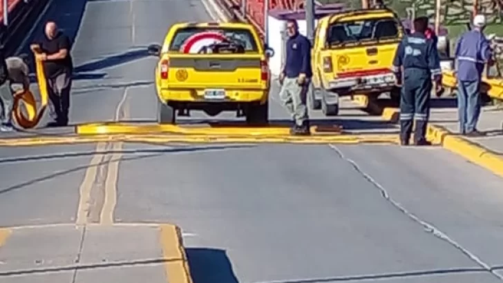 Están colocando los reductores de velocidad en el Puente Colgante