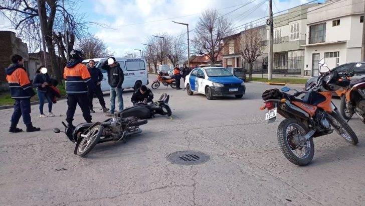 Dos heridos en choque entre motos