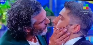 El apasionado beso entre Leo Sbaraglia y Jey Mammon que causó furor en las redes