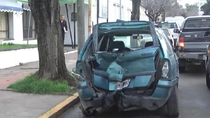 Un joven se mató al chocar en su moto contra un auto estacionado