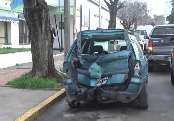 Un joven se mató al chocar en su moto contra un auto estacionado