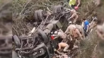 Desbarrancó un camión del Ejército en Neuquén: hay muertos y al menos 24 heridos