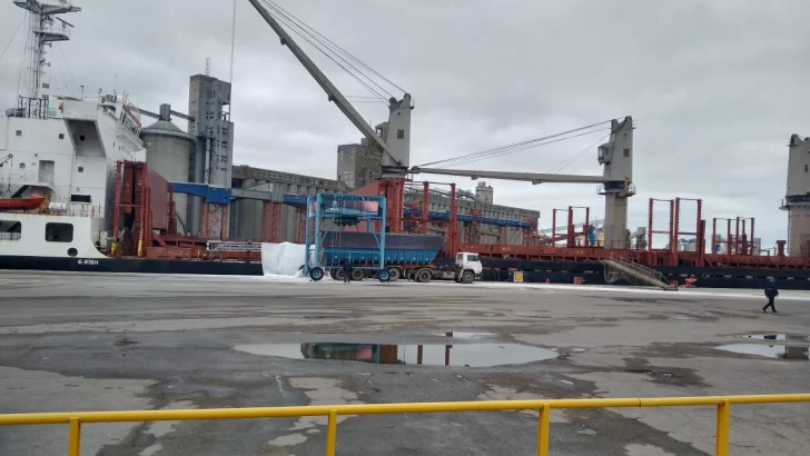Puerto Quequén sin contacto interpersonal en la importación de fertilizantes