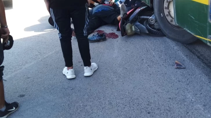 Un herido en accidente entre una moto y un colectivo