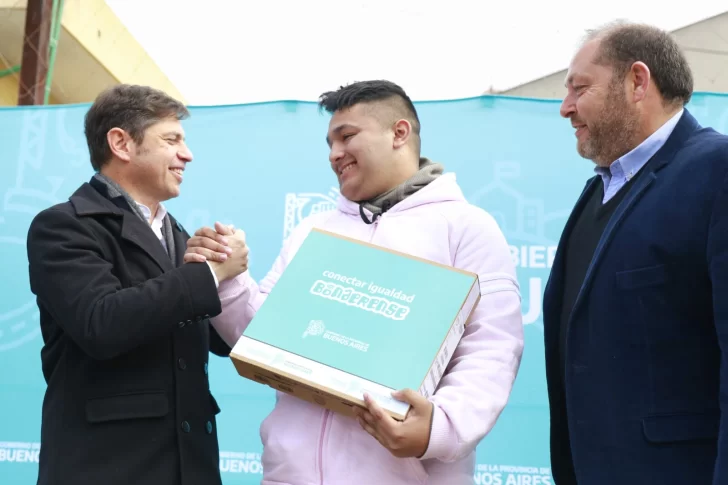 Kicillof entregó 278 computadoras personales a estudiantes de San Miguel