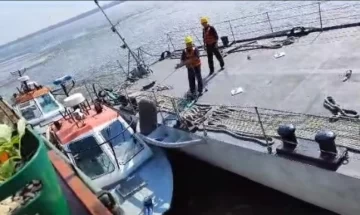 Pánico en un bar flotante: un buque de la Armada lo chocó accidentalmente y los clientes debieron ser evacuados