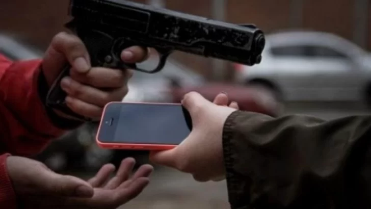 A mano armada, les roban los celulares en plena vía pública