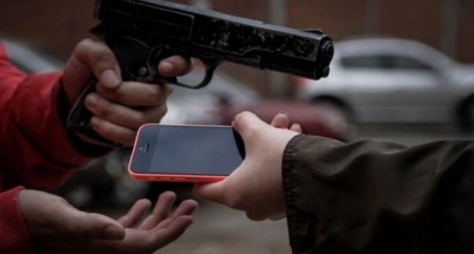 A mano armada, les roban los celulares en plena vía pública