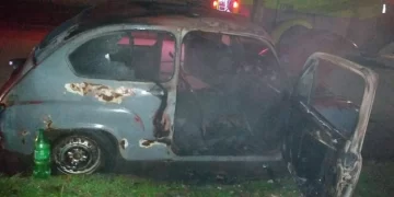 Le incendiaron el auto a una familia loberense