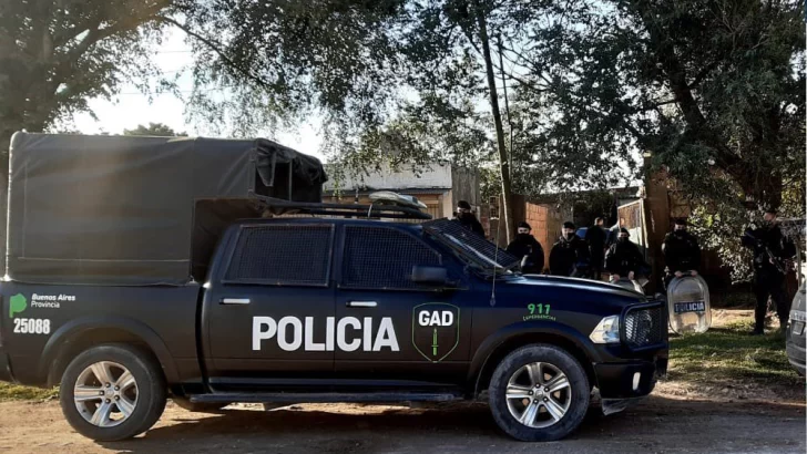 Un policía exonerado y dos sujetos fueron apresados por el violento asalto a “Don Empanada”