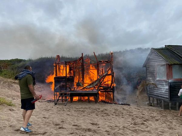 Incendio en una cabaña del camping de Arenas Verdes
