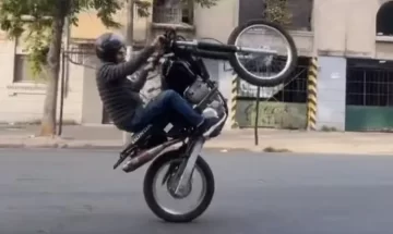 Aprehendido por hacer maniobras peligrosas con la moto