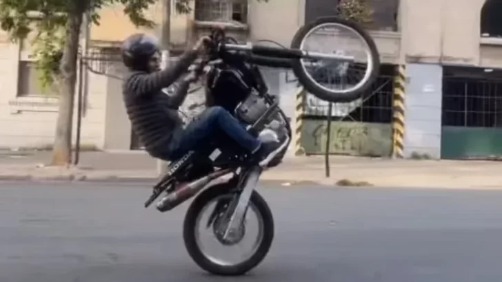 Aprehendido por hacer maniobras peligrosas con la moto